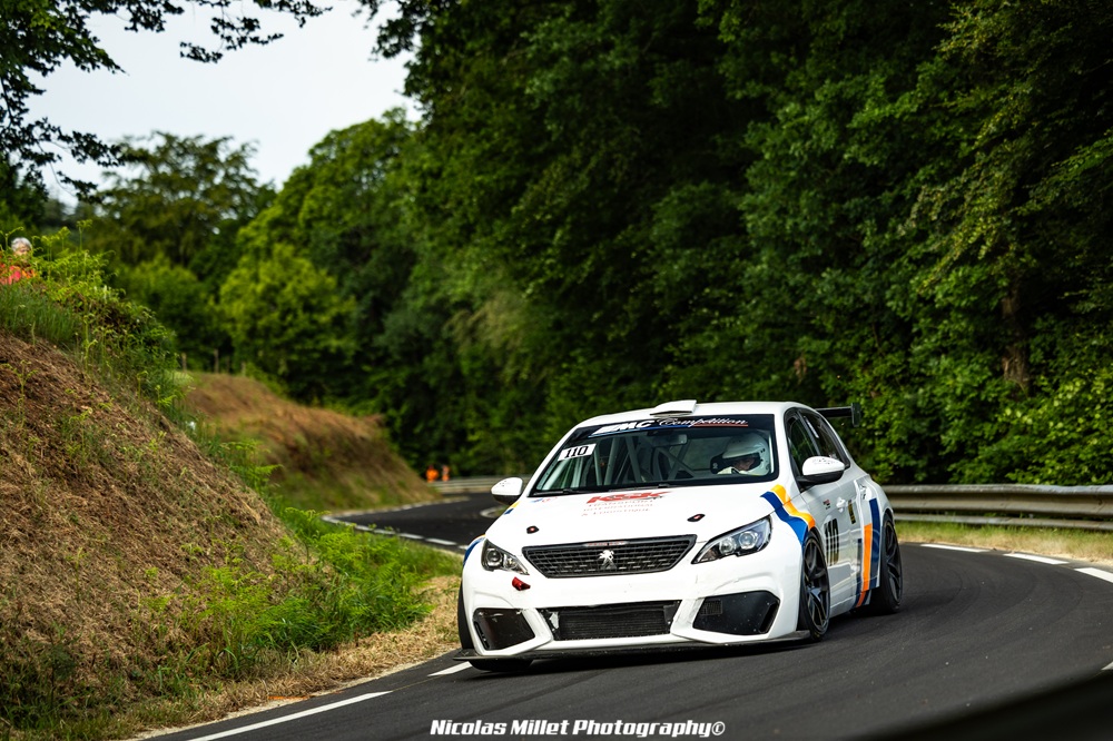 Après s’être illustrée au volant d’une BMW M3, Morane Cat-Mackowiak se lançait sur la saison 2026 avec une Peugeot 308 Cup.
