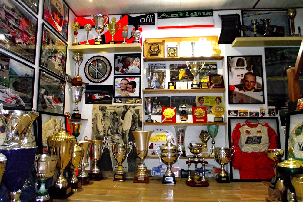 Trophées, photos, combinaisons, casques et plus de 300 miniatures composent cette collection.