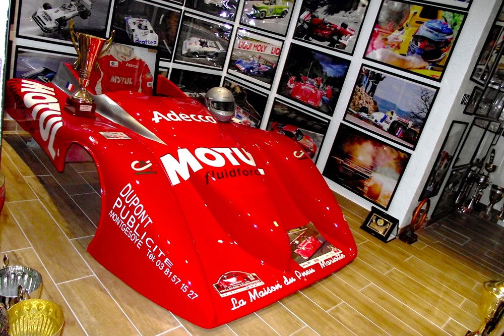 Le capot de l’Osella offert par Cédric Lansard est en bonne place dans le musée et présente les couleurs qu’avait Eric Pernot en 2006.